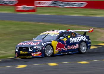 Feeney dominates scorching Sydney 500 season opener